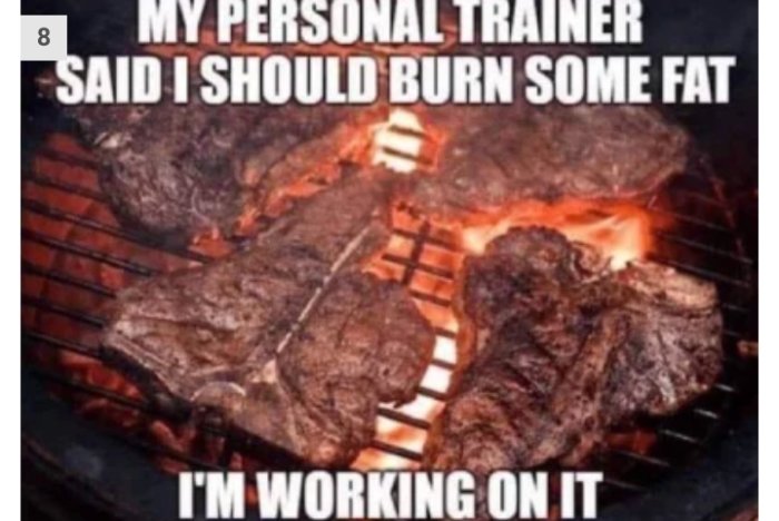 Biffar grillas på ett BBQ-grillgaller med eld under, humoristisk text om att bränna fett.