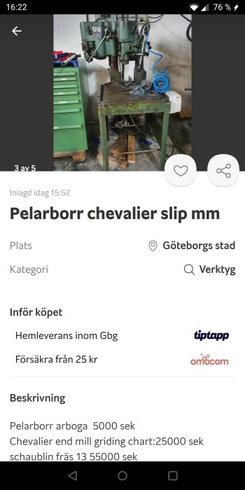 Industriell pelarborr i en verkstad med grön verktygslåda till vänster.