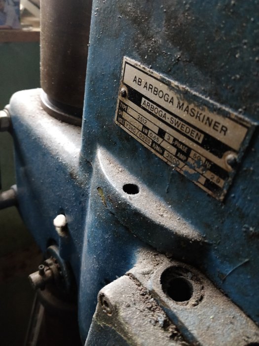 Nahaufnahme einer blauen Arboga-Maschine mit Typenschild und sichtbaren Schraublöchern, angesprochen im Forumspost.
