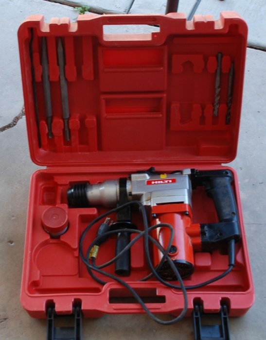 En Hilti hammarborr modell Z1C-26 i en röd verktygslåda med extra borr och tillbehör.