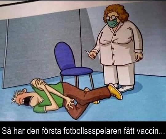 Tecknad bild av fotbollsspelare som överdriver smärta vid vaccinering, sjuksköterska bredvid med spruta.