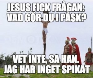 Illustration av Jesus på korset med romerska vakter, skämttext om påskplaner.