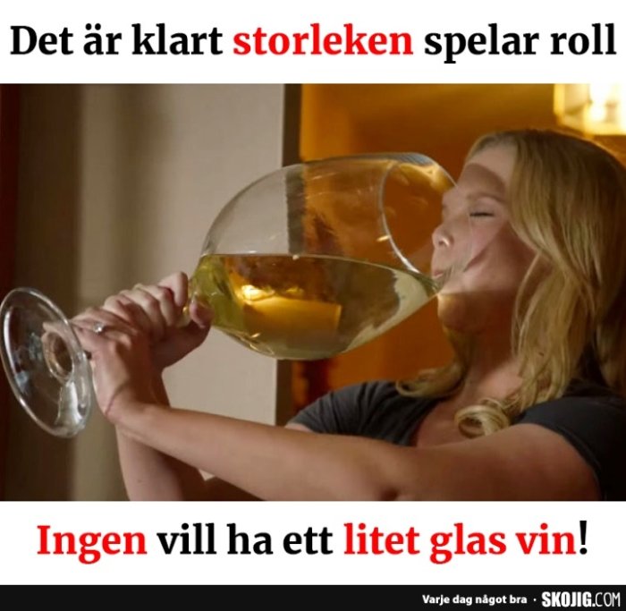 Kvinna dricker ur ett enormt vinglas med texten "Det är klart storleken spelar roll" och "Ingen vill ha ett litet glas vin!