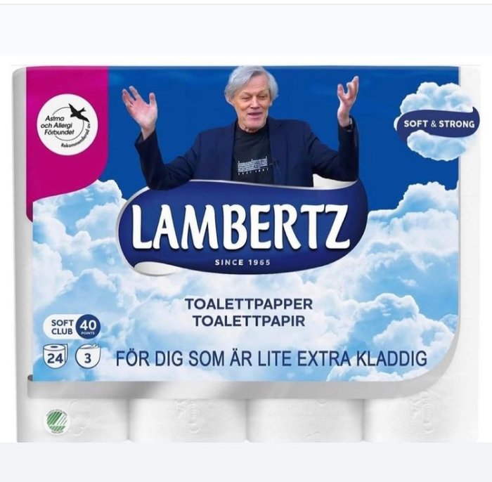 Reklampaket för toalettpapper med bild av leende man framför logotyp och moln, texter om produktens egenskaper.