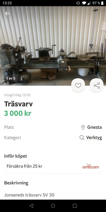 Begagnad träsvärv Jonsereds SV 30 på ett arbetsbord framför vit vågig vägg.