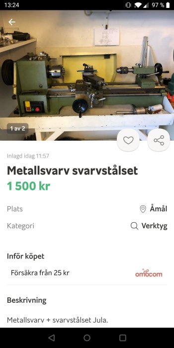 En grön metallsväng på ett arbetsbänk i ett verkstadsrum, med tillhörande svarvstål och teknisk ritning på väggen.