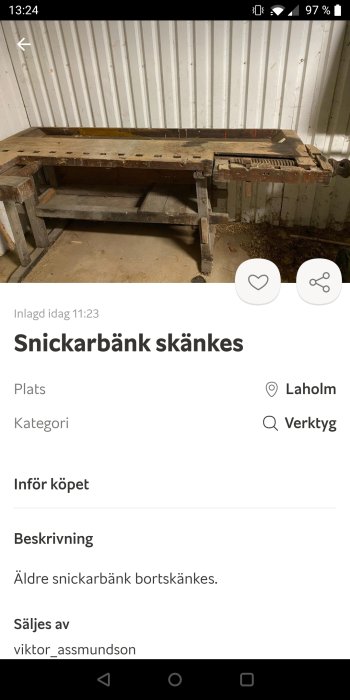 Använd snickarbänk i trä framför en vit vägg med synbara tecken på slitage och användning.