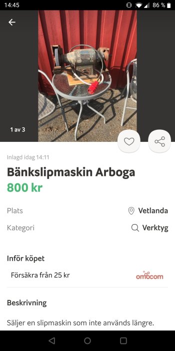 Bänkslipmaskin på stol framför röd vägg, begagnad, med elsladd och slipsten synlig.