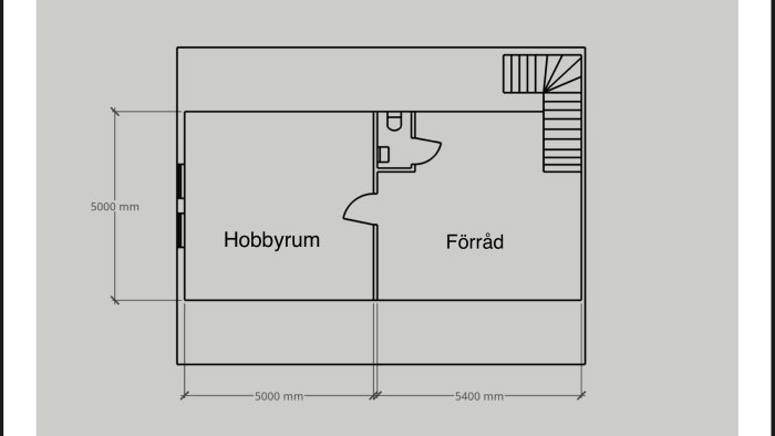 Ritning av ett planerat garage med utsedda hobbyrum, förråd och trappa.