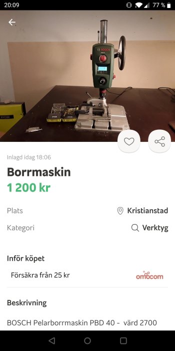 Grön Bosch pelarborrmaskin modell PBD 40 på ett arbetsbord.