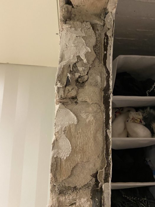 Ojämn och skadad vägg där dörrkarmen har tagits bort, förberedd för spackling.