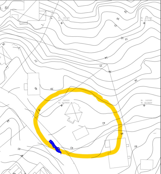 Kartutdrag som visar en fastighet med hus och garage markerade, omgivna av contourlinjer och en gul cirkel.