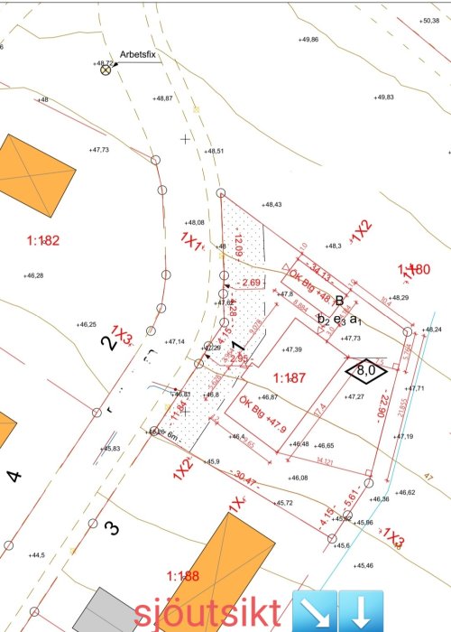 Tomtkarta med markerad placering för hus och garage, inklusive mått och avstånd till tomtgräns och gatulyktor.