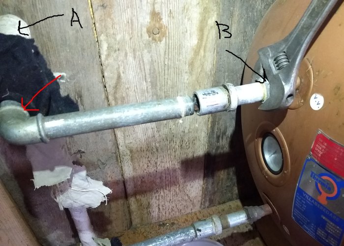 Vattenrör med röd pil som pekar på läckande vinkel och svarta pilar vid A och B för föreslagen ersättning.