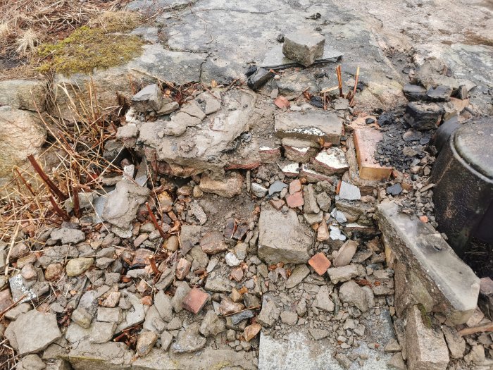 Område med fragmenterat berg och spridda tegelstenar som visar tidigare parkslidebekämpning.