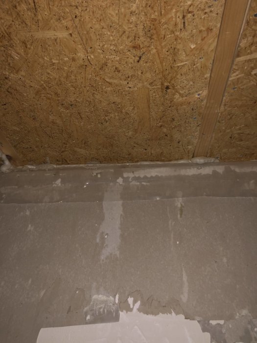 OSB-skivor installerade på takreglar med synlig rumsisolering och plast, i ett renoveringsprojekt.