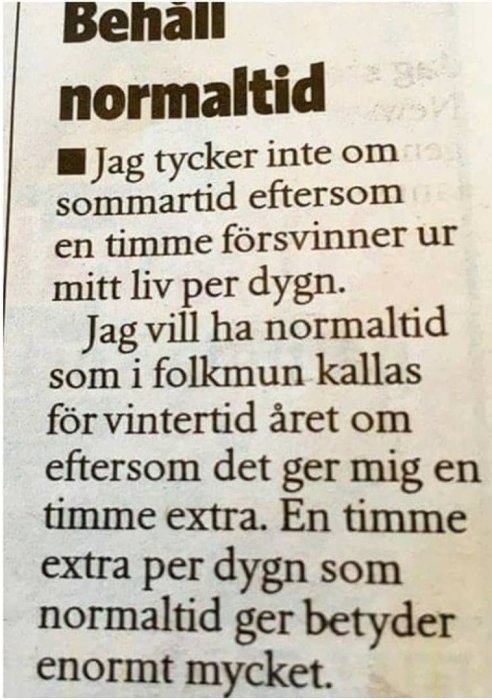 Utdrag från tidningsartikel med rubriken "Behåll normaltid" där någon uttrycker missnöje med sommartid och förlorad timme.