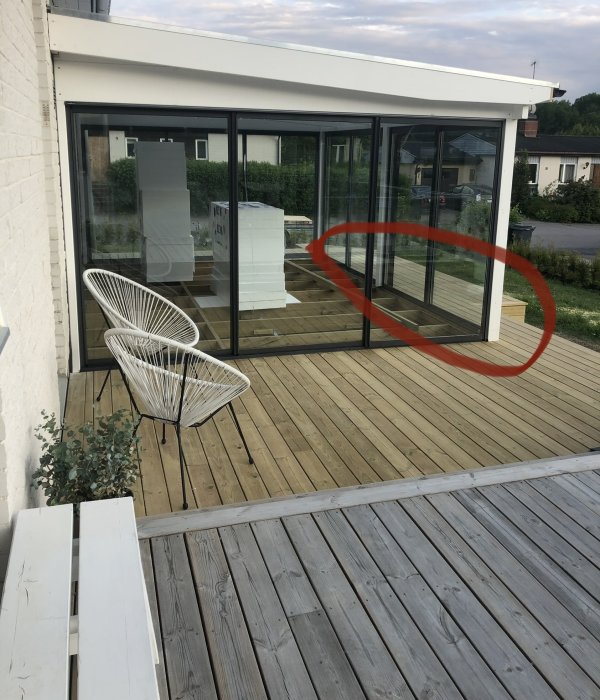 Altan med röd markering där en säkerhetslösning efterfrågas för det högre partiet utan räcke.