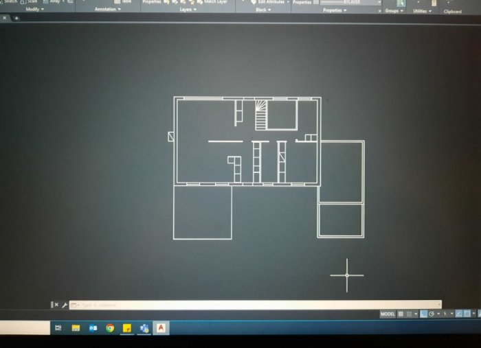 CAD-ritning av husplan visad på datorskärm, felmeddelande orelaterat till bildinnehåll.