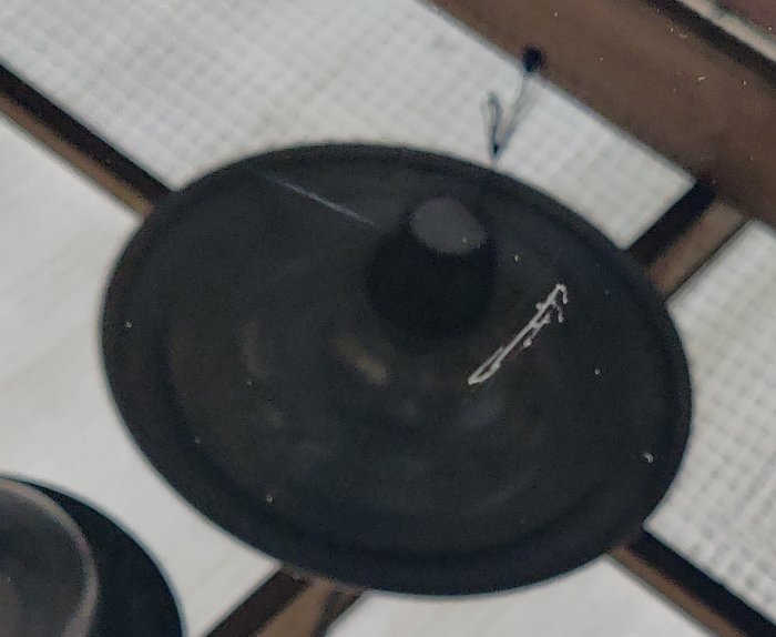 Repa på glasbord synlig i reflektionen från infravärmare, cirka 3 cm lång.