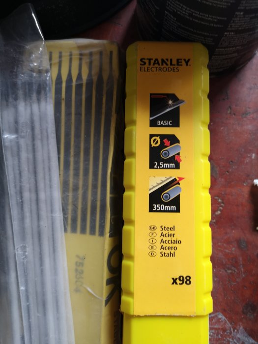 Förpackning av STANLEY-elektroder märkt Basic, 2,5 mm diameter, 350 mm längd, 98 stycken, för svetsning av stål.