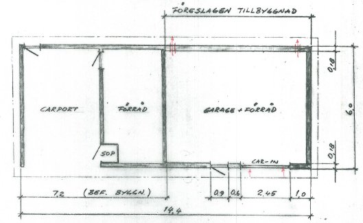 Handritad arkitektonisk planritning som visar en carport med förråd och ett garage, med ett utmarkerat rum i rött.