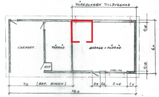 Byggritning av en carport med angränsande garage och förråd, markerat område i rött indikerar föreslagen tillbyggnad.