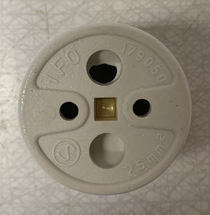 Översikt av en 50 mm installationsdosa för elektriska uttag med märkning och kabelinföringshål.