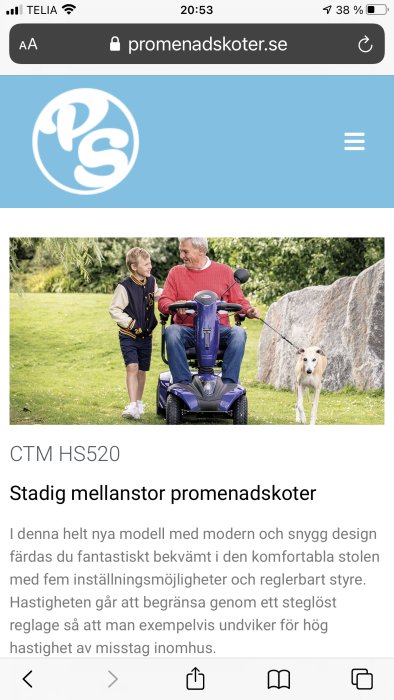 Äldre man kör en blå fyrhjulig promenadscooter utomhus med en hund och ett barn vid sidan.