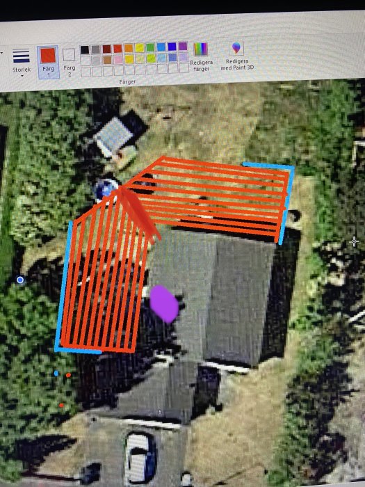 Satellitbild av ett hus med överlagda digitala skisser som visar planerad placering av två trallningsalternativ för en altan.