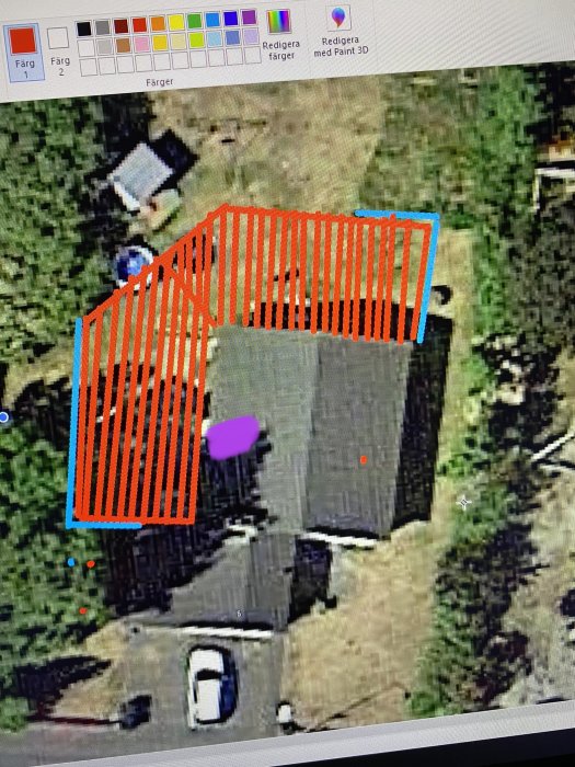 Satellitbild av ett hus med överlagda röda linjer som visar planerad riktning för trall på en altan.