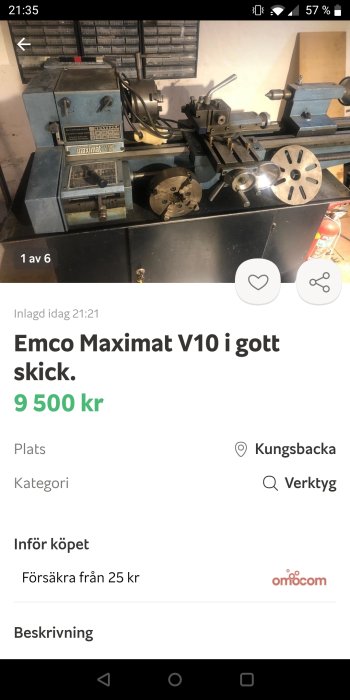 Emco Maximat V10 svarv på arbetsbänk med tillbehör och verktygslåda i bakgrunden.