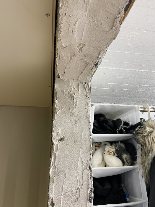 Vägg med spackel för att jämna ut hål inför montering av karm.