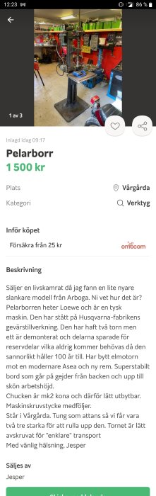 Pelarborr står i verkstad med verktyg och utrustning i bakgrunden, annonserad för försäljning.