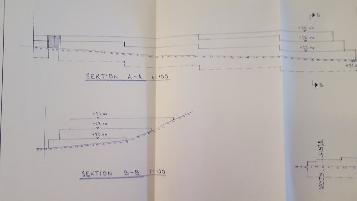 Ritningar som visar sektioner av en stödmur med måttangivelser, utan synlig dränering.