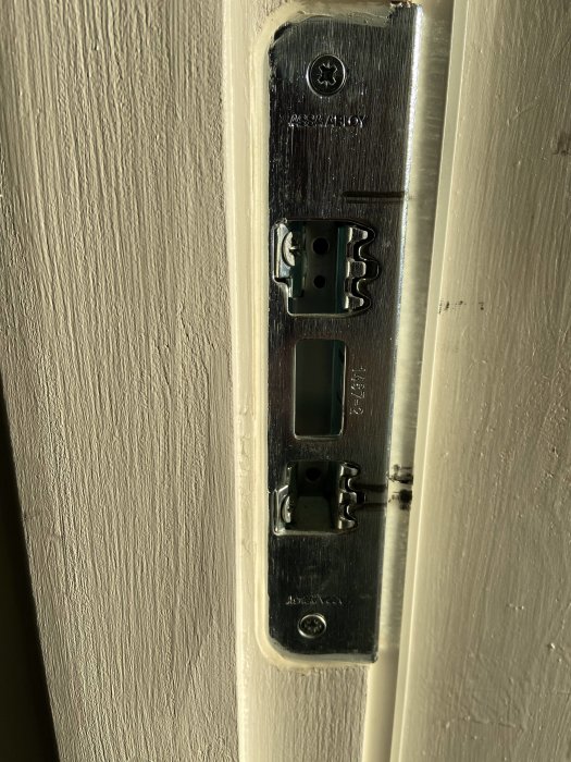 Yale Doorman slutbleck på dörrkarm, med synlig justeringsmöjlighet.