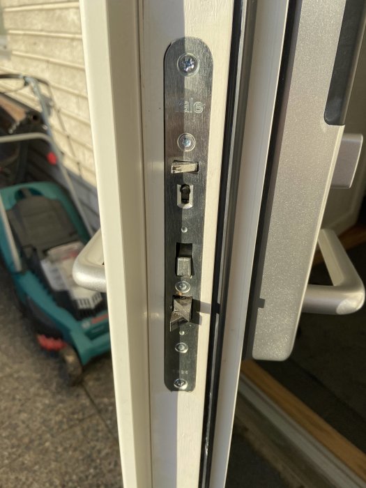 Slutblecket till en Yale Doorman-lås installerad på en vit dörrkarm, med möjlig feljustering noterad av ägaren.