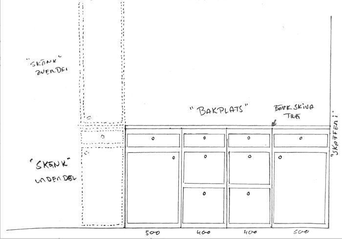 Handritad skiss av köksinredning med måttangivelser och planerad placering av skåp, lådor och bänkytor.