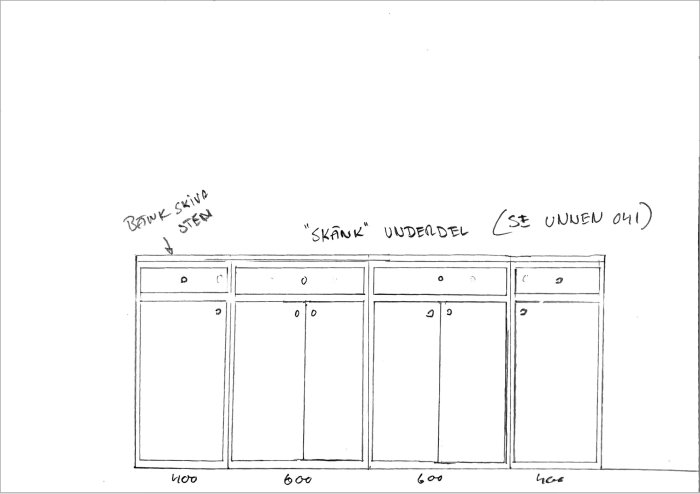 Handritad skiss av köksskåpsutbyggnad med måttangivelser och textetiketter.