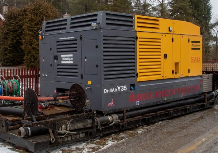 Atlas Copco DrillAir Y35 kompressor på en släpvagn, klar för borrprojekt med kapacitet 580 L/s och 35 bar tryck.