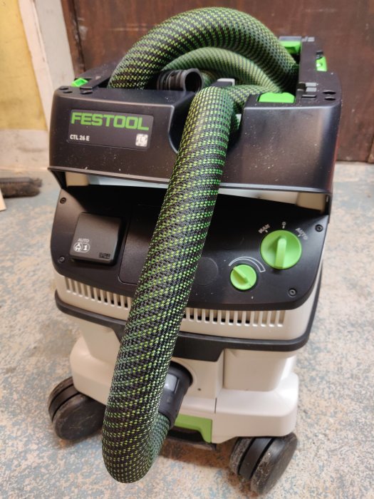 Festool dammsugare CTL 26 E med grön och svart slang mottagen efter lång leveranstid.