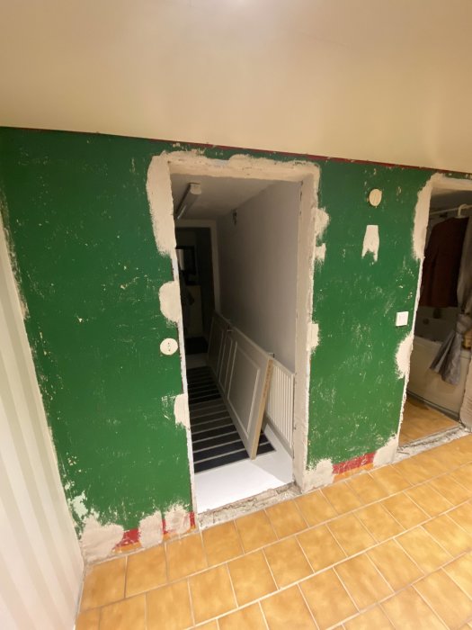 Väggar med utjämnad spackel vid trösklar efter borttagning av trätrösklar, redo för flytspackling.