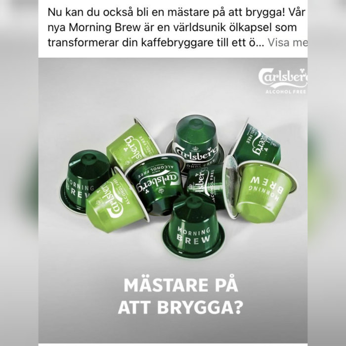 Gröna och vita ölkapslar från Carlsberg, märkta med "Morning Brew", utspridda på ljus yta.