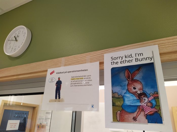 En humoristisk påskbild av en kanin iklädd sjukhuskläder med texten "Sorry kid, I'm the ether Bunny".
