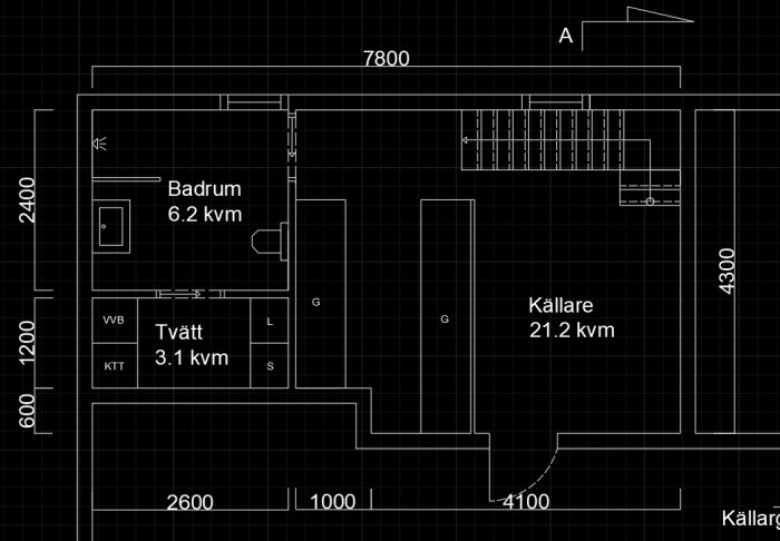 Ritning av ett hus med badrum, tvättrum och källare inklusive mått och trappplacering.