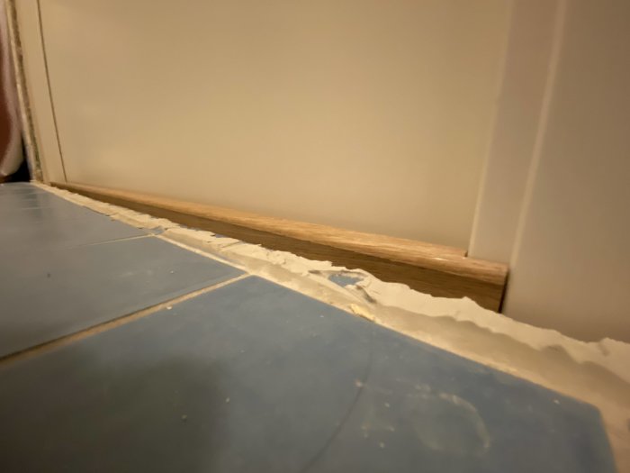 Större avstånd mellan kakel och dörrkarm i badrum, behov av lösning för fodret.