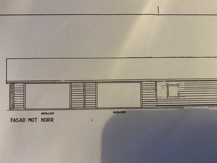 Arkitektonisk ritning av en fasad mot norr med redovisade dimensioner och markerade balklinjer.