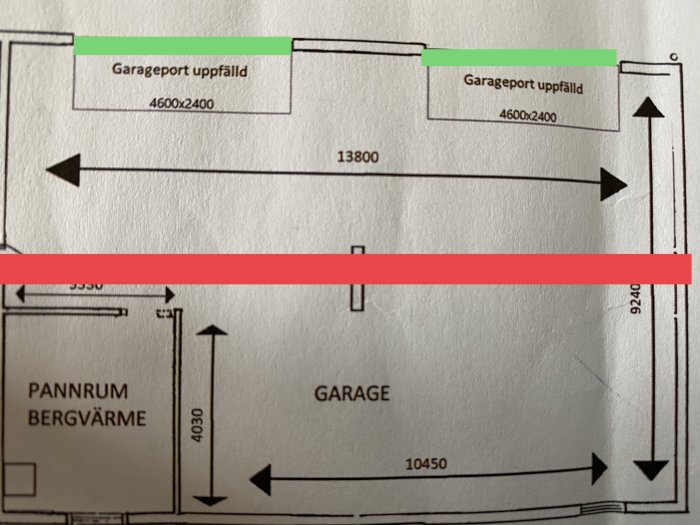 Ritning av garage med röd linje för limträbalk och gröna linjer där stålbalkar planeras för takhöjd.