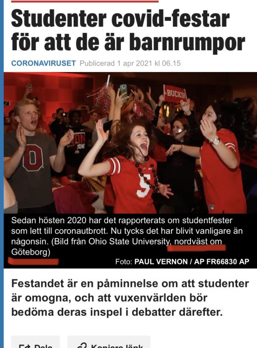 Uppslupna studenter firar i en folksamling, en del i sportkläder med texten "BUCKS".