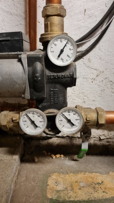 Termomixventil med tre temperaturmätare i ett värmesystem.